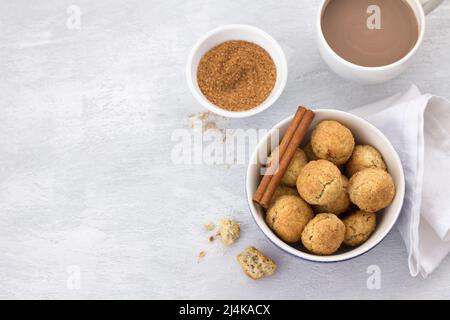 Biscotti appena sfornati con dolcetti alla cannella su sfondo grigio, vista dall'alto. Biscotti tradizionali americani Foto Stock