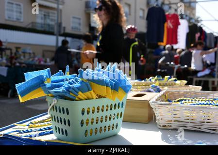 Aprile 16, 2022, Vendrell, Tarragona, Spagna: Una vista di un tavolo di vendita con i prodotti con i colori della bandiera Ucraina al Vendrell Street Market. Un gruppo di rifugiati ucraini che vivono nella città di El Vendrell dall'inizio dell'invasione russa ha svolto attività per ricevere aiuto che manderanno ai loro parenti nel loro paese. Hanno fatto bracciali, cravatte, bandiere e bambole nei colori della bandiera Ucraina (blu e giallo) e il suo prezzo è determinato dal compratore. Nella città di Vendrell ci sono circa 500 rifugiati, di cui 150 sono ragazzi e ragazze. (Credit Image: © Ra Foto Stock