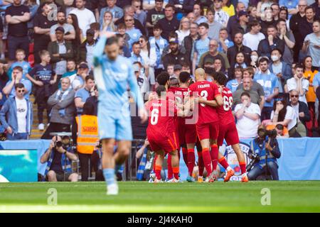 LONDRA, REGNO UNITO. APR 16th Sadio Mane di Liverpool celebra il suo obiettivo con i compagni di squadra durante la semifinale della fa Cup tra Manchester City e Liverpool al Wembley Stadium di Londra sabato 16th aprile 2022. (Credit: Federico Maranesi | MI News) Credit: MI News & Sport /Alamy Live News Foto Stock