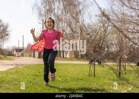 Ragazza, bambino estate Sunny giorno a piedi su un prato verde erboso Foto Stock