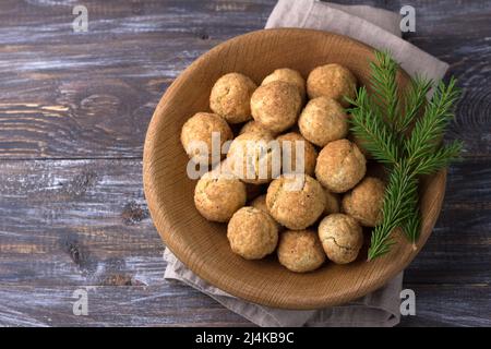 Biscotti appena sfornati a base di snickerdoodle con cannella su sfondo di legno, vista dall'alto, biscotti tradizionali americani Foto Stock