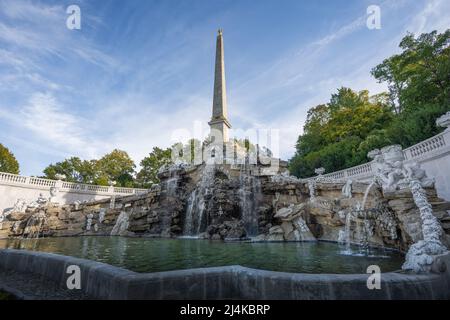 Fontana dell'obelisco ai Giardini del Palazzo di Schonbrunn - di Johann Ferdinand Hetzendorf von Hohenberg, 1777 - Vienna, Austria Foto Stock