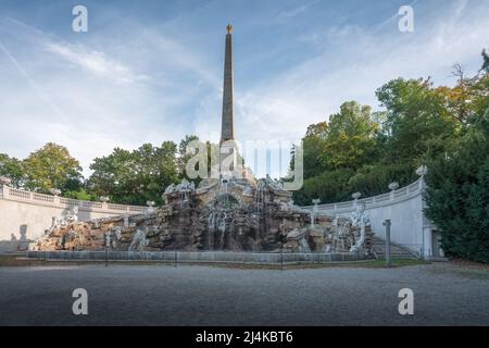 Fontana dell'obelisco ai Giardini del Palazzo di Schonbrunn - di Johann Ferdinand Hetzendorf von Hohenberg, 1777 - Vienna, Austria Foto Stock