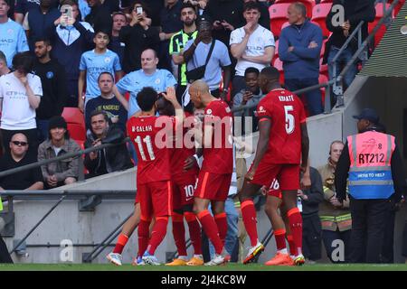 16th aprile 2022, Wembley Stadium, Londra Inghilterra: Fa Cup semi-finale, Liverpool contro Manchester City: Sadio Mane di Liverpool celebra il suo secondo gol per il 0-3 nei 45th minuti Foto Stock