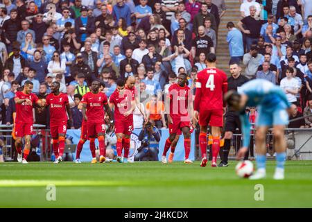 LONDRA, REGNO UNITO. APR 16th Sadio Mane di Liverpool festeggia dopo aver segnato durante la semifinale di fa Cup tra Manchester City e Liverpool al Wembley Stadium di Londra sabato 16th aprile 2022. (Credit: Federico Maranesi | MI News) Credit: MI News & Sport /Alamy Live News Foto Stock