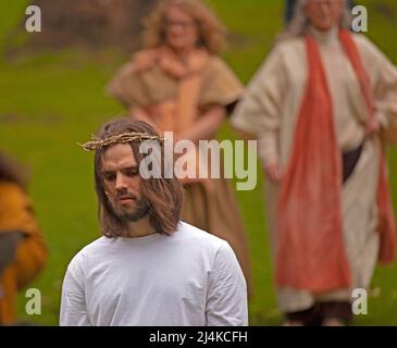 Princes Street Gardens West, 16th aprile 2022. The Edinburgh Easter Play, 'Hope Rises' diretto da Suzanne Lofthus e organizzato dal Princes Street Easter Play Trust. Centinaia di persone hanno guardato le emozionanti performance emotive create da un team di artisti della comunità che hanno tratto vita da tutti i tipi di vita. Gesù suonato da Luca Rowe. Credit: Scottishcreative/alamy Live News. Foto Stock