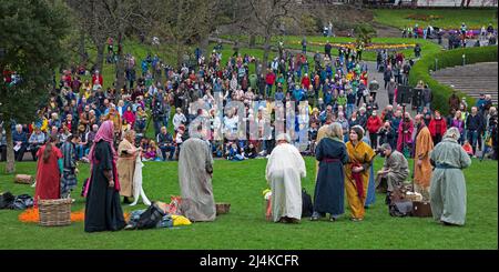 Princes Street Gardens West, 16th aprile 2022. The Edinburgh Easter Play, 'Hope Rises' diretto da Suzanne Lofthus e organizzato dal Princes Street Easter Play Trust. Centinaia di persone hanno guardato le emozionanti performance emotive create da un team di artisti della comunità che hanno tratto vita da tutti i tipi di vita. Gesù suonato da Luca Rowe. Credit: Scottishcreative/alamy Live News. Foto Stock