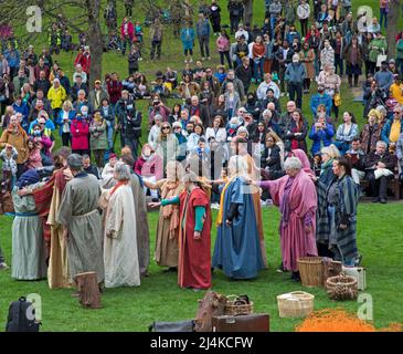 Princes Street Gardens West, 16th aprile 2022. The Edinburgh Easter Play, 'Hope Rises' diretto da Suzanne Lofthus e organizzato dal Princes Street Easter Play Trust. Centinaia di persone hanno guardato le emozionanti performance emotive create da un team di artisti della comunità che hanno tratto vita da tutti i tipi di vita. Gesù suonato da Luca Rowe. Credit: Scottishcreative/alamy Live News. Foto Stock