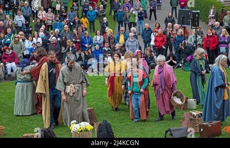 Princes Street Gardens West, 16th aprile 2022. The Edinburgh Easter Play, 'Hope Rises' diretto da Suzanne Lofthus e organizzato dal Princes Street Easter Play Trust. Centinaia di persone hanno guardato le emozionanti performance emotive create da un team di artisti della comunità che hanno tratto vita da tutti i tipi di vita. Gesù suonato da Luca Rowe. Credit: Scottishcreative/alamy Live News. Foto Stock