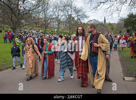 Princes Street Gardens West, 16th aprile 2022. The Edinburgh Easter Play, 'Hope Rises' diretto da Suzanne Lofthus e organizzato dal Princes Street Easter Play Trust. Centinaia di persone hanno guardato le emozionanti performance emotive create da un team di artisti della comunità che hanno tratto vita da tutti i tipi di vita. Gesù suonato da Luca Rowe. Credit: Scottishcreative/alamy Live News. Foto Stock