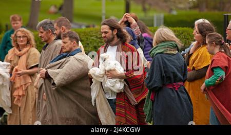 Princes Street Gardens West, 16th aprile 2022. The Edinburgh Easter Play, 'Hope Rises' diretto da Suzanne Lofthus e organizzato dal Princes Street Easter Play Trust. Centinaia di persone hanno guardato le emozionanti performance emotive create da un team di artisti della comunità che hanno tratto vita da tutti i tipi di vita. Gesù suonato da Luca Rowe. Credit: Scottishcreative/alamy Live News. Foto Stock