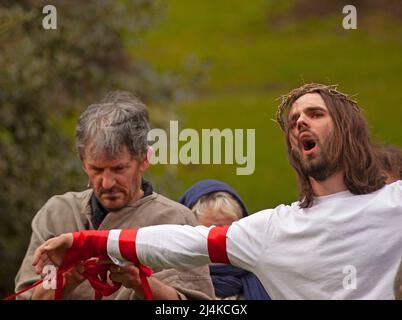 Princes Street Gardens West, 16th aprile 2022. The Edinburgh Easter Play, 'Hope Rises' diretto da Suzanne Lofthus e organizzato dal Princes Street Easter Play Trust. Centinaia di persone hanno guardato le emozionanti performance emotive create da un team di artisti della comunità che hanno tratto vita da tutti i tipi di vita. Gesù suonato da Luca Rowe. Credit: Scottishcreative/alamy Live News. Foto Stock