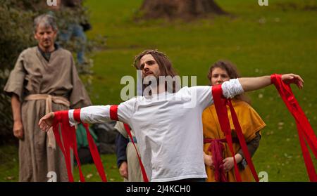 Princes Street Gardens West, 16th aprile 2022. The Edinburgh Easter Play, 'Hope Rises' diretto da Suzanne Lofthus e organizzato dal Princes Street Easter Play Trust. Centinaia di persone hanno guardato le emozionanti performance emotive create da un team di artisti della comunità che hanno tratto vita da tutti i tipi di vita. Gesù suonato da Luca Rowe. Credit: Scottishcreative/alamy Live News. Foto Stock