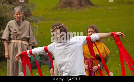 Princes Street Gardens West, 16th aprile 2022. The Edinburgh Easter Play, 'Hope Rises' diretto da Suzanne Lofthus e organizzato dal Princes Street Easter Play Trust. Centinaia di persone hanno guardato le emozionanti performance emotive create da un team di artisti della comunità che hanno tratto vita da tutti i tipi di vita. Gesù suonato da Luca Rowe. Credit: Scottishcreative/alamy Live News. Foto Stock