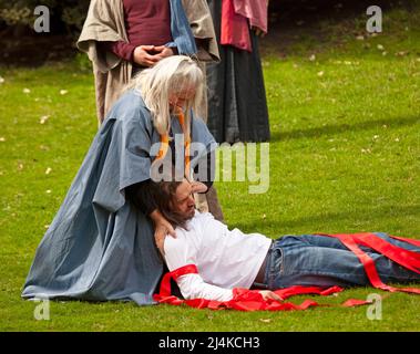 Princes Street Gardens West, 16th aprile 2022. The Edinburgh Easter Play, 'Hope Rises' diretto da Suzanne Lofthus e organizzato dal Princes Street Easter Play Trust. Centinaia di persone hanno guardato le emozionanti performance emotive create da un team di artisti della comunità che hanno tratto vita da tutti i tipi di vita. Gesù suonato da Luca Rowe. Credit: Scottishcreative/alamy Live News. Foto Stock