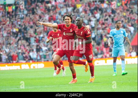 Londra, Regno Unito. 16th Apr 2022. Sadio Mané di Liverpool festeggia il suo traguardo durante la partita di semifinale della Emirates fa Cup tra Manchester City e Liverpool al Wembley Stadium di Londra, Inghilterra, il 16 aprile 2022. Foto di Salvio Calabrese. Solo per uso editoriale, licenza richiesta per uso commerciale. Nessun utilizzo nelle scommesse, nei giochi o nelle pubblicazioni di un singolo club/campionato/giocatore. Credit: UK Sports Pics Ltd/Alamy Live News Foto Stock