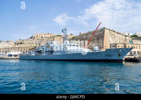 Floriana, Malta - Giugno 10th 2016: Nave della Marina irlandese le Roisin (P51) ormeggiata al Lungomare della Valletta di fronte alle fortificazioni della Floriana Lines. Foto Stock