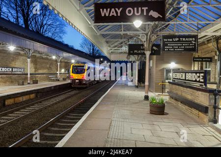 La restaurata stazione ferroviaria vittoriana di Hebden Bridge con ferrovia nord classe 195 treno 195018 chiamate Foto Stock