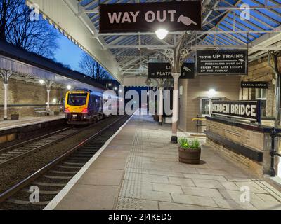 La restaurata stazione ferroviaria vittoriana di Hebden Bridge con ferrovia nord classe 195 treno 195018 chiamate Foto Stock