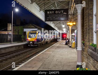 La restaurata stazione ferroviaria vittoriana di Hebden Bridge con ferrovia nord classe 195 treno 195113 chiamate Foto Stock