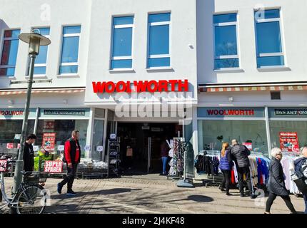 Neumuenster, Germania - 16. Aprile 2022: L'area di ingresso di un negozio Woolworth con un grande logo sopra la porta Foto Stock