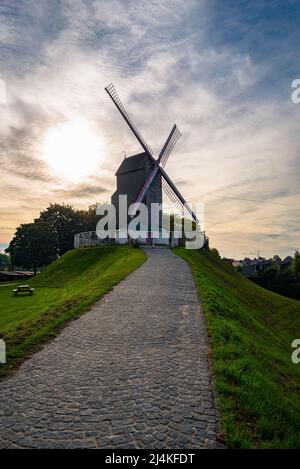 Classico mulino a vento sul bastione Kruisvest nella storica città di Brugge, Belgio. Il nome del mulino a vento è 'Koeleweimolen'. Foto Stock