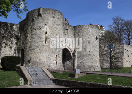 Vista della casa porta di Port Gayole e dei bastioni medievali di Boulogne-sur-mer, nella regione del Pas de Calais nel nord della Francia. Giornata di primavera soleggiata con bl Foto Stock