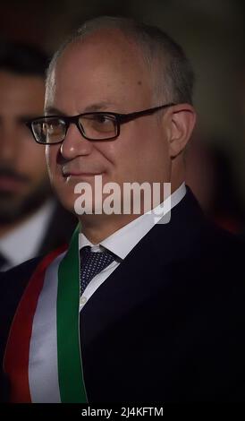 Roma. 15th aprile 2022. Il sindaco di Roma Roberto Gualtieri; Papa Francesco prega durante la processione della Via Crucis (Via Crucis) all'antico Colosseo (Colosseo, Colisee) il Venerdì Santo, il 15 aprile 2022 a Roma. Credit: dpa/Alamy Live News Foto Stock