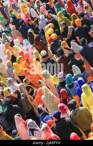 Gravesend, Kent, 16th aprile 2022. Migliaia di persone partecipano alle celebrazioni e alla processione. La comunità Sikh di Gravesend celebra Vaisakhi, (anche chiamato Baisakhi) festa primaverile. Una processione colorata, il Nagar Kirtan segue attraverso le strade, a partire dal tempio Guru Nanak Darbar Gurdwara. Foto Stock