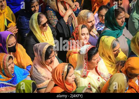 Gravesend, Kent, 16th aprile 2022. Migliaia di persone partecipano alle celebrazioni e alla processione. La comunità Sikh di Gravesend celebra Vaisakhi, (anche chiamato Baisakhi) festa primaverile. Una processione colorata, il Nagar Kirtan segue attraverso le strade, a partire dal tempio Guru Nanak Darbar Gurdwara. Foto Stock