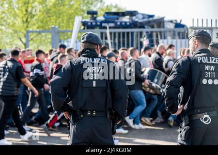 16 Aprile 2022, Renania Settentrionale-Vestfalia, Mönchengladbach: Calcio: 1. Bundesliga, Borussia Mönchengladbach - 1. FC Köln, Matchday 30, Borussia-Park: Gli ufficiali della polizia guardano i tifosi di Colonia che arrivano allo stadio. Foto: David Inderlied/dpa Foto Stock