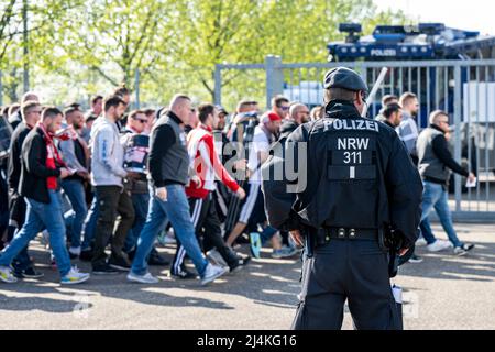 16 Aprile 2022, Renania Settentrionale-Vestfalia, Mönchengladbach: Calcio: 1. Bundesliga, Borussia Mönchengladbach - 1. FC Köln, Matchday 30, Borussia-Park: Un poliziotto guarda i tifosi di Colonia. Foto: David Inderlied/dpa Foto Stock