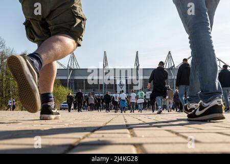 16 Aprile 2022, Renania Settentrionale-Vestfalia, Mönchengladbach: Calcio: 1st Bundesliga, Borussia Mönchengladbach - 1. FC Köln, Matchday 30, Borussia-Park: Gli appassionati di calcio camminano fino all'ingresso dello stadio. Foto: David Inderlied/dpa Foto Stock