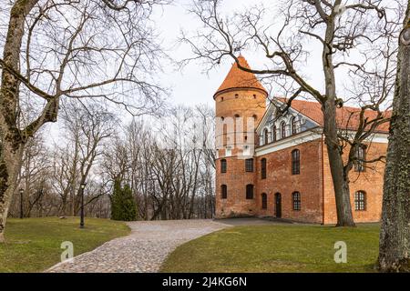 Manor e giardino paesaggio del castello di Raudondvaris, Lituania Foto Stock
