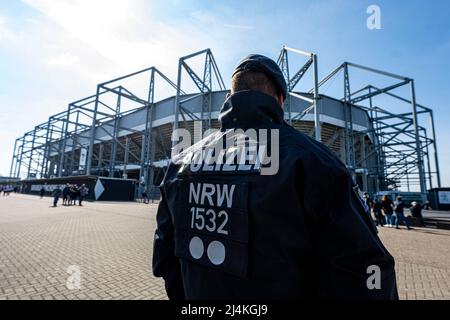 16 Aprile 2022, Renania Settentrionale-Vestfalia, Mönchengladbach: Calcio: 1st Bundesliga, Borussia Mönchengladbach - 1. FC Köln, Matchday 30, Borussia-Park: Un poliziotto assicura l'ingresso allo stadio. Foto: David Inderlied/dpa Foto Stock