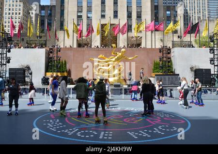 Il 16 aprile 2022, presso il Rockefeller Center di New York City, si apre una pista di pattinaggio ispirata alla discoteca. Foto Stock