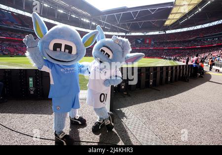 La mascotte di Manchester City Moonchester (a sinistra) e Moonbeam prima della semifinale della Emirates fa Cup al Wembley Stadium di Londra. Data foto: Sabato 16 aprile 2022. Foto Stock