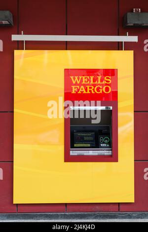 Everett, WA, USA - 12 aprile 2022; Bancomat Wells Fargo su sfondo giallo Foto Stock