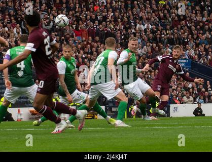 Glasgow, Regno Unito. 16th Apr 2022. Scottish Cup semi-Final - Heart of Midlothian FC v Hibernian FC 16/04/2022 Pic mostra: Il ritorno a sinistra del cuore, Stephen Kingsley, spara a casa quello che si è rivelato il traguardo vincente mentre i cuori prendono su Hibs nella semifinale della Scottish Cup ad Hampden Park, Glasgow Credit: Ian Jacobs/Alamy Live News Foto Stock