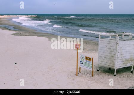 Odessa, Ucraina. 16th Apr 2022. Un cartello di pericolo visto sulla spiaggia di Lanzheron a Odessa. Protezione di Odessa e della regione di Odessa, in particolare della costa marina, da possibili tentativi da parte del nemico di sbarcare un assalto anfibio. (Foto di Viacheslav Onyshchenko/SOPA Images/Sipa USA) Credit: Sipa USA/Alamy Live News Foto Stock