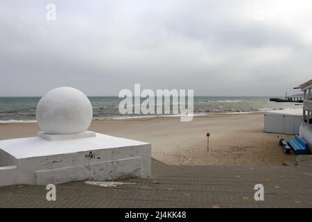 Odessa, Ucraina. 16th Apr 2022. Un cartello di pericolo visto sulla spiaggia di Lanzheron a Odessa. Protezione di Odessa e della regione di Odessa, in particolare della costa marina, da possibili tentativi da parte del nemico di sbarcare un assalto anfibio. (Foto di Viacheslav Onyshchenko/SOPA Images/Sipa USA) Credit: Sipa USA/Alamy Live News Foto Stock