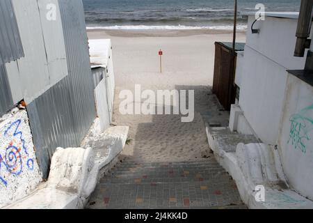 Odessa, Ucraina. 16th Apr 2022. Un cartello di pericolo visto sulla spiaggia di Lanzheron a Odessa. Protezione di Odessa e della regione di Odessa, in particolare della costa marina, da possibili tentativi da parte del nemico di sbarcare un assalto anfibio. (Foto di Viacheslav Onyshchenko/SOPA Images/Sipa USA) Credit: Sipa USA/Alamy Live News Foto Stock