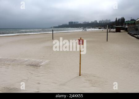 Odessa, Ucraina. 16th Apr 2022. Un cartello di pericolo visto sulla spiaggia di Lanzheron a Odessa. Protezione di Odessa e della regione di Odessa, in particolare della costa marina, da possibili tentativi da parte del nemico di sbarcare un assalto anfibio. (Foto di Viacheslav Onyshchenko/SOPA Images/Sipa USA) Credit: Sipa USA/Alamy Live News Foto Stock