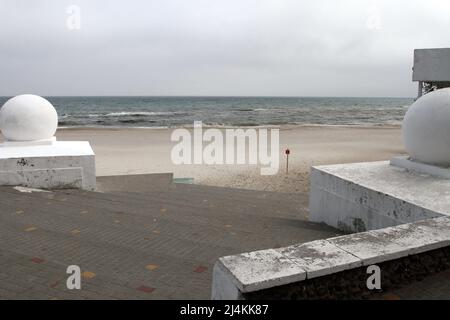 Odessa, Ucraina. 16th Apr 2022. Un cartello di pericolo visto sulla spiaggia di Lanzheron a Odessa. Protezione di Odessa e della regione di Odessa, in particolare della costa marina, da possibili tentativi da parte del nemico di sbarcare un assalto anfibio. (Foto di Viacheslav Onyshchenko/SOPA Images/Sipa USA) Credit: Sipa USA/Alamy Live News Foto Stock