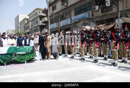 Le preghiere funerarie del Bilquis Bano Edhi, moglie del famoso umanitario e filantropo Abdul Sattar Edhi, sono state offerte con l'onore fuori dalla Moschea di New Memon alla strada M.A Jinnah a Karachi sabato 16 aprile 2022. Bilquis Bano Edhi, la moglie del famoso umanitario e filantropo Abdul Sattar Edhi, è scomparsi venerdì all'età di 74 anni dopo un breve ricovero. Foto Stock