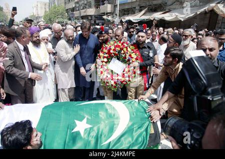 Le preghiere funerarie del Bilquis Bano Edhi, moglie del famoso umanitario e filantropo Abdul Sattar Edhi, sono state offerte con l'onore fuori dalla Moschea di New Memon alla strada M.A Jinnah a Karachi sabato 16 aprile 2022. Bilquis Bano Edhi, la moglie del famoso umanitario e filantropo Abdul Sattar Edhi, è scomparsi venerdì all'età di 74 anni dopo un breve ricovero. Foto Stock