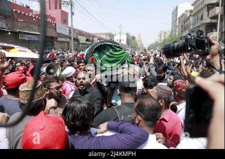 Le preghiere funerarie del Bilquis Bano Edhi, moglie del famoso umanitario e filantropo Abdul Sattar Edhi, sono state offerte con l'onore fuori dalla Moschea di New Memon alla strada M.A Jinnah a Karachi sabato 16 aprile 2022. Bilquis Bano Edhi, la moglie del famoso umanitario e filantropo Abdul Sattar Edhi, è scomparsi venerdì all'età di 74 anni dopo un breve ricovero. Foto Stock