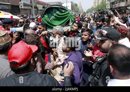 Le preghiere funerarie del Bilquis Bano Edhi, moglie del famoso umanitario e filantropo Abdul Sattar Edhi, sono state offerte con l'onore fuori dalla Moschea di New Memon alla strada M.A Jinnah a Karachi sabato 16 aprile 2022. Bilquis Bano Edhi, la moglie del famoso umanitario e filantropo Abdul Sattar Edhi, è scomparsi venerdì all'età di 74 anni dopo un breve ricovero. Foto Stock