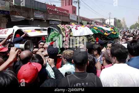 Le preghiere funerarie del Bilquis Bano Edhi, moglie del famoso umanitario e filantropo Abdul Sattar Edhi, sono state offerte con l'onore fuori dalla Moschea di New Memon alla strada M.A Jinnah a Karachi sabato 16 aprile 2022. Bilquis Bano Edhi, la moglie del famoso umanitario e filantropo Abdul Sattar Edhi, è scomparsi venerdì all'età di 74 anni dopo un breve ricovero. Foto Stock