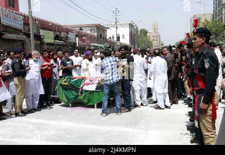 Le preghiere funerarie del Bilquis Bano Edhi, moglie del famoso umanitario e filantropo Abdul Sattar Edhi, sono state offerte con l'onore fuori dalla Moschea di New Memon alla strada M.A Jinnah a Karachi sabato 16 aprile 2022. Bilquis Bano Edhi, la moglie del famoso umanitario e filantropo Abdul Sattar Edhi, è scomparsi venerdì all'età di 74 anni dopo un breve ricovero. Foto Stock